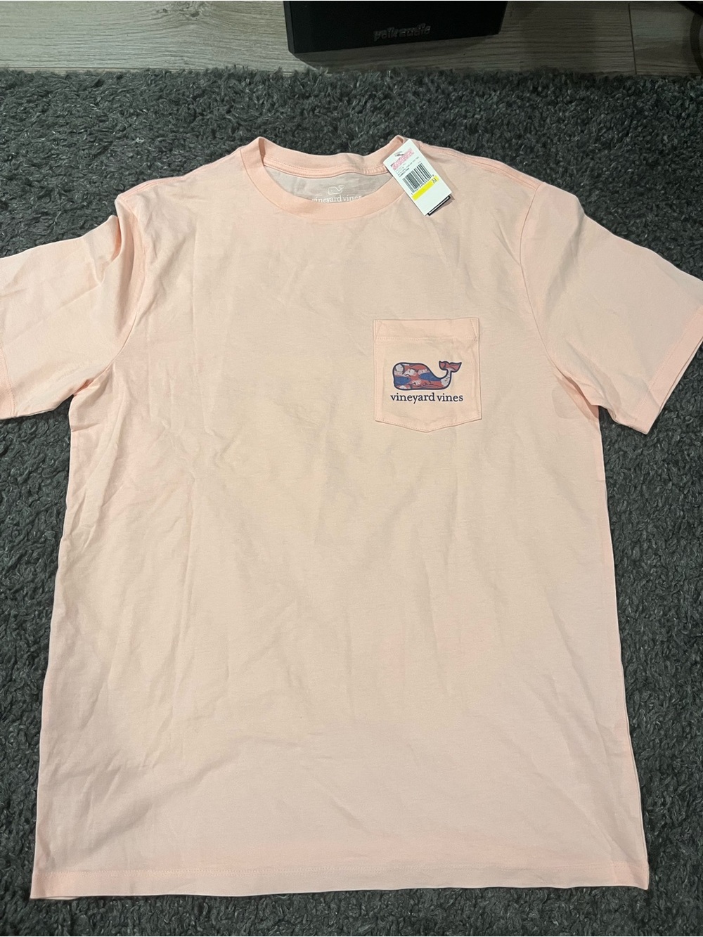 NEW Vineyard Vines Pink Men’s Pocket T-Shirt Size Medium Floral Fish